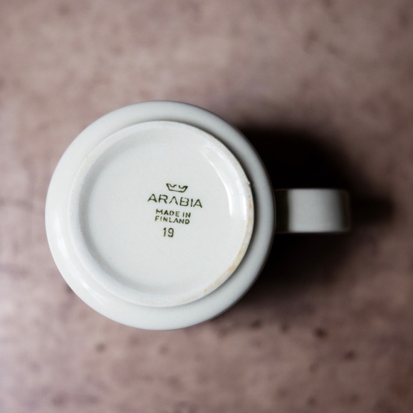 Vintage Arabia of Finland Pottery Karelia Pattern Flat Demitasse Cup Brown White - Picture 6 of 6